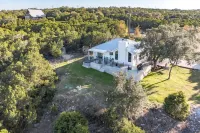 Gorgeous Home with Hot Tub 5Min from the River - WiFi
