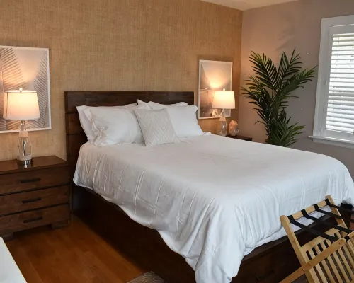 NEW Charming Walk to beach 2-bedroom Coastal Home Hotels in Hull