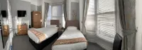 Diamonds Villa Near York Hospital - Bed and Breakfasts