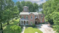 Historic 1850 Towering Italianate Mansion โรงแรมใน