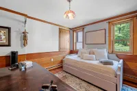 Mountain Top Hideaway 10 Min to North Conway & 5 Min Saco River, Pet Friendly