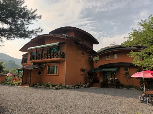 Jecheon Drama Hwangto Pension - مبيت وإفطار