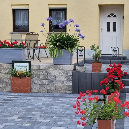Apartment mit Terrasse und Großen Garten