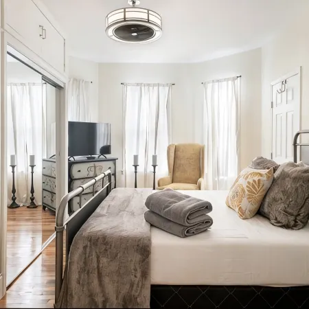Cozy 3 bedroom - Free Parking, close to buses.