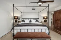 Stylish 3B 2B house with Yoga room, sauna, hot tub, pool, & patio-sleeps 9 - Private Pools