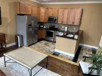 Cozy 2-Bedroom Suite w/ King Bed - Homestays