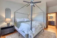 Lakefront Home & Guest House with Two Docks, and Breathtaking Mountain Views! - vue sur la montagne