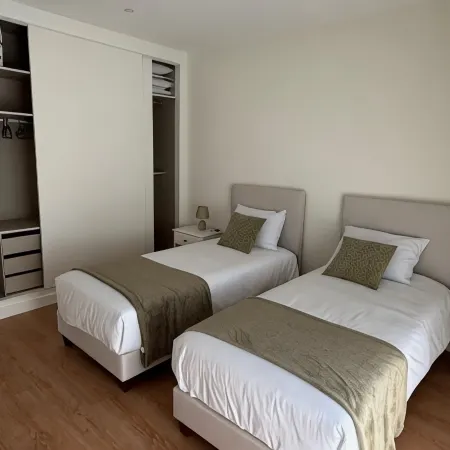 Holiday home with pool 15 minutes walk from the beach and 5 minutes from Aroeira golf course Hoteles en Corroios