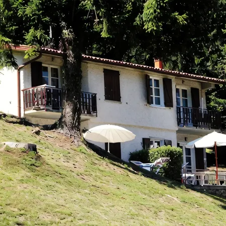 Directly on the lake with panoramic views