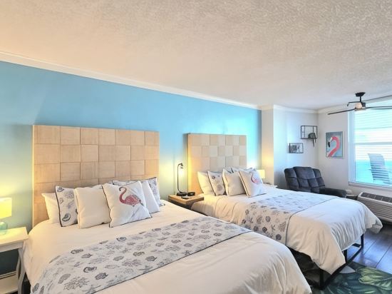 Sandy Toes!  A bright and vibrant studio condo in Daytona Beach FL Unit 418!