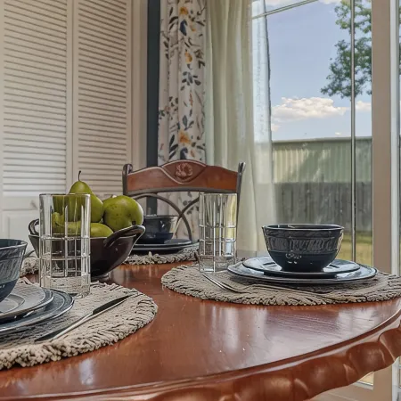 3Br Home Near Southside Complex, Fast WiFi, Fenced Yard, Sleeps 6