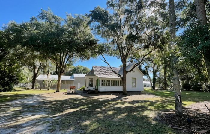 Charming 1930's house only a few blocks from the St. Johns River!