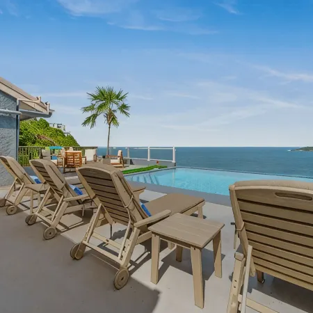 Gorgeous 5-BDRM Villa Maxine- Located on Famous Peterborg- Pool- Oceanside