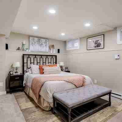 Stylish Apt • Desk & Parking • Walk to South Broadway Dining, Bars & Shops Rooms