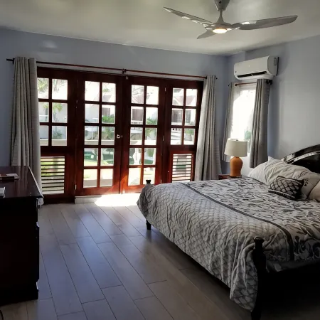 Beach front condo! Best spot to kite!! Beach lovers paradise! Nanny Estates