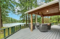 Charming Lakefront Log Cabin - 小木屋