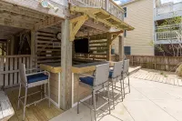 Oceanside home, 3 min walk to beach with Private Pool and Hot Tub! - 3-نجوم