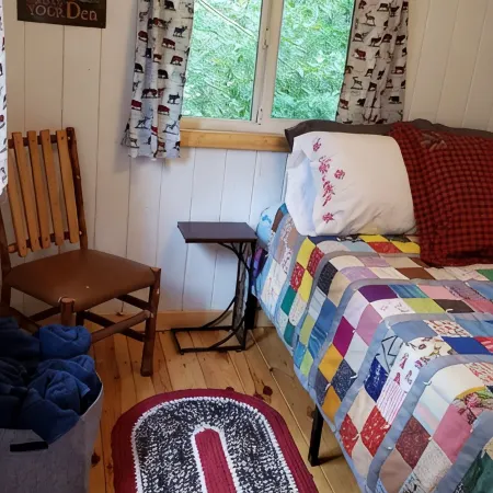 Cozy cabin on the bank of Bear Creek with a hot tub to relax in!