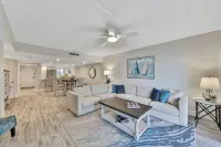 Deluxe ocean-view, poolside, first floor flat with 2 bedrooms, 2 baths - 3성급