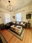 Walk only two blocks to downtown with private backyard space! Pet-Friendly! - 4 ดาว