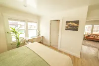 The Biggest Little House in Reno Midtown! Cozy Home Theatre  & Backyard BBQ - Bungalows