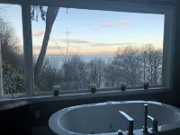 Spacious Romantic Salish Sea View Suite on Luxury Seattle Estate - 海景