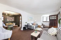 Cozy, Convenient Getaway 3Bd2Ba dog-friendly home in wonderful Akron, OH