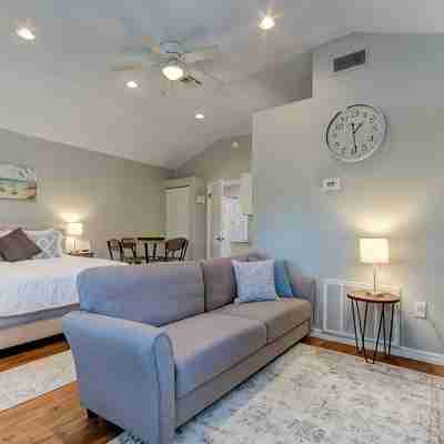 Spacious studio in Downtown Dunedin! Super Cute and Comfortable! Rooms
