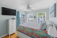 ~Beachfront ~ Spectacular View~Updated ~ Family Friendly~Great Location~ - บังกะโล