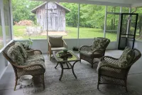 Updated cottage across from Lake Barkley, awesome patio, pets welcome!