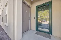 3 bedroom 2 bath,  Southern and beach style apt comfortable for whole family - Wifi