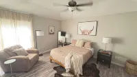 Cozy Hollyberry!  With backyard getaway! - 3성급
