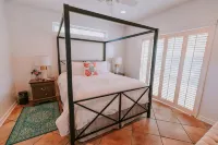 The Queen Suite - perfect Ocean Springs location only 1 block to Front Beach! - Country Houses