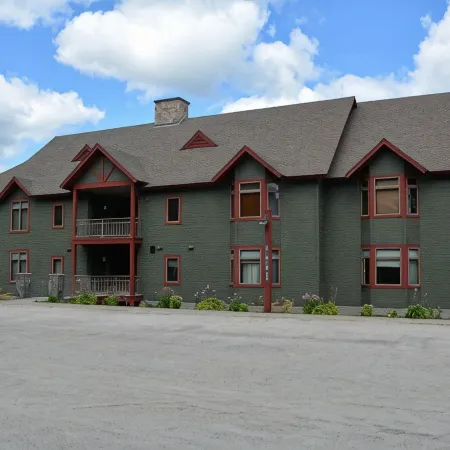 Luxury 3BR/3BA Ski On/Off Lodges Bear Mountain Near Sunrise Chair Killington.