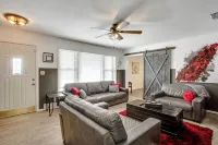 Harmony Home - 4/2 sleeps 11, 1 mile to Texas Tech - 방갈로