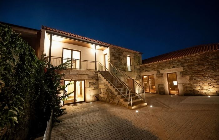 Old house restored in Douro, 5 km from Vila Real. Comfort and tranquility.