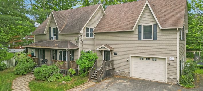 Loft Avec Foyer, Billard, Cinéma Maison et + Hotels in Magog