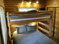 Quiet 1 BR + loft cabin great for weekend getaways & stargazing. Pet Friendly! - Hytter