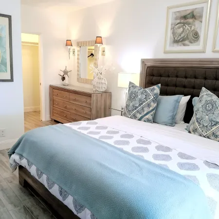 POSHPADZ -Villa Koalua Walk to Jupiter Beach-Prime Lake Views-Resort Setting