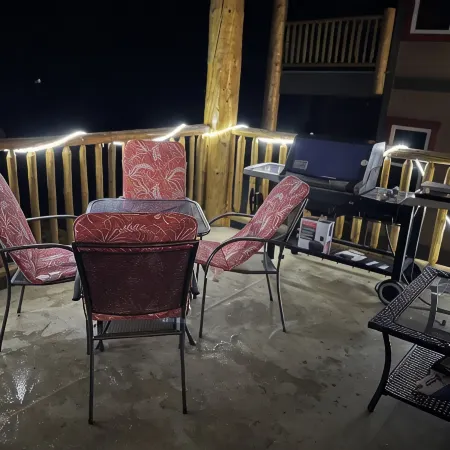 Newly redecorated condo right on the ski hill with private hot tub.