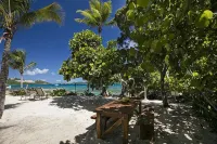 ONE BEACH ROAD; 6 Bedroom, 5 1/2 Bath Beachfront Oasis St Thomas VI - Huvilat