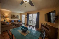 Walk In Level - Beautiful/Clean/Recently Remodeled 1BD/1BA at Pointe Royale - 4つ星