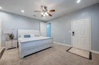 Spacious 2-bedroom Condo with Lake Views and WiFi - Sleeps 6 - ジャグジー