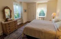 Elegant Bayview Victorian Home; walk to beach - 4-نجوم
