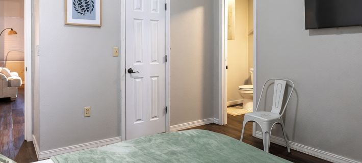 The Loft on Main. Cozy 2-bedroom apartment in Chelsea with all the amenities. Hotels in Rogers County