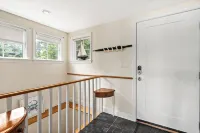 WOW View! Waterfront Cottage. Private Beach, King Bed, Full Kitchen. Relax&Enjoy - 3-Star