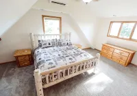 Country Living Custom Built Log Home with Hot Tub and Sauna - 4-Star