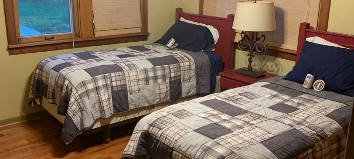 Cozy Lakefront House Hotels in Rock County