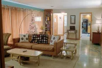 Vintage Vibes! Mid century style with modern comfort. - 4성급