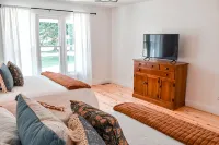 New! River Retreat! Spacious home on the Little Pigeon River! - 4 ดาว